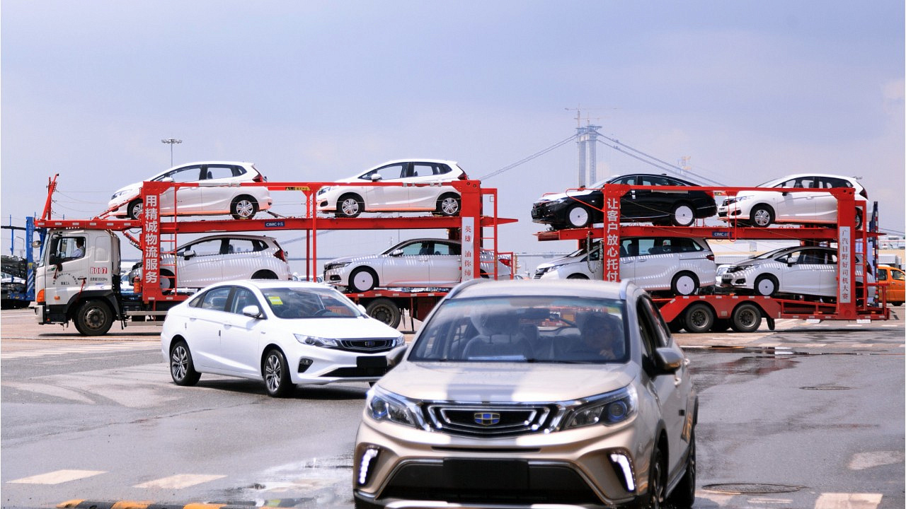 Россияне массово скупают китайские автомобили Россияне массово скупают китайские автомобили