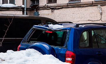 За снег на крыше авто в России придется доплатить